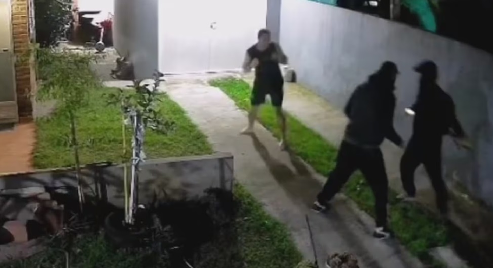 Impactante video: una pareja se defendió de cuatro delincuentes encapuchados: fuertes imágenes